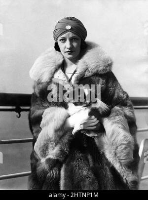 NATACHA RAMBOVA épouse de RUDOLPH VALENTINO sur le navire Léviathan à son arrivée seule à New York en novembre 1925 au moment de leur séparation Banque D'Images