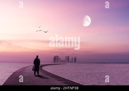Un homme solitaire est debout sur une jetée en bois et regarde à l'horizon avec le ciel lilas et la lune. Illustration de haute qualité Banque D'Images