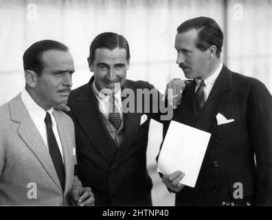 Set Visitor DOUGLAS FAIRBANKS SR avec REX INGRAM et le capitaine ALASTAIR MACKINTOSH, directeur général de la nouvelle compagnie de film britannique St. George's Productions, Sur place Candid aux studios Victorin à Nice pendant la préparation de la nouvelle production LES TROIS PASSIONS 1928 réalisateur / écrivain REX INGRAM roman Cosmo Hamilton Rex Ingram Productions - St. George's Productions Ltd / Allied Artists Corporation (UK) - United Artists (USA) Banque D'Images