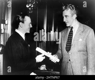 JAMES CAGNEY reçoit le prix New York film Critors Circle Award pour le meilleur acteur de 1938 pour sa performance en tant que Rocky Sullivan dans DES ANGES AVEC DES VISAGES SALES présenté par le scénariste DUDLEY NICHOLS, président de la Screen Writers Guild, lors d'une cérémonie dans la salle Rainbow, Rockefeller Center à New York en janvier 1939 Banque D'Images