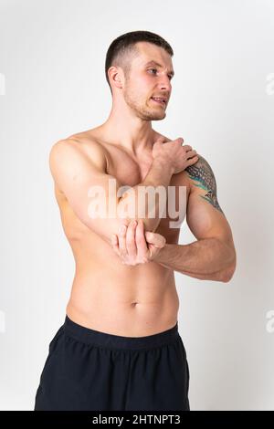 Le coude du muscle articulaire dans le corps blanc mâle de fond blessure, mal de dos personne isolé de santé stress, expression de la main. Tenir la thérapie de cou Banque D'Images