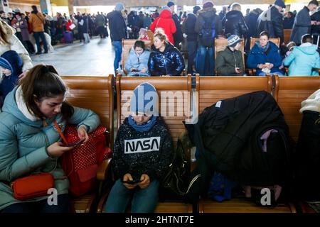 Non exclusif: RÉGION DE ZAKARPATTIA, UKRAINE - 01 MARS 2022 - les réfugiés ukrainiens attendent un train d'évacuation vers la République tchèque, Chop, Zakarpattia Banque D'Images