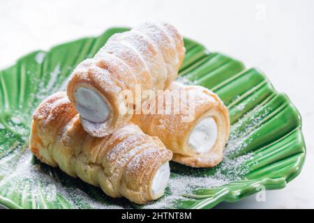 dessert appelé kremrole rempli de crème Banque D'Images