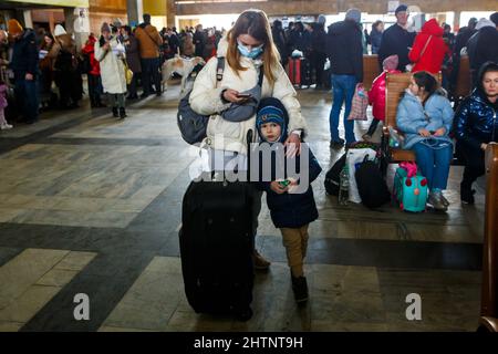 Non exclusif: RÉGION DE ZAKARPATTIA, UKRAINE - 01 MARS 2022 - les réfugiés ukrainiens attendent un train d'évacuation vers la République tchèque, Chop, Zakarpattia Banque D'Images