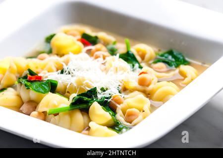 soupe aux épinards, aux pois chiches et aux pâtes Banque D'Images