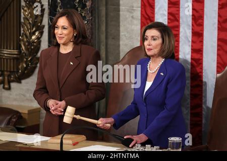 Washington, DC. 1st mars 2022. Le vice-président Harris et le président Nancy Pelosi (D-Californie) sont vus avant que le président Biden ne donne son discours sur l'état de l'Union lors d'une session conjointe du Congrès au Capitole des États-Unis à Washington, DC, le mardi 1 mars 2022. Crédit : Julia Nikhinson/Pool via CNP/dpa/Alay Live News Banque D'Images