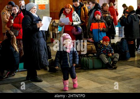 Non exclusif: RÉGION DE ZAKARPATTIA, UKRAINE - 01 MARS 2022 - les réfugiés ukrainiens attendent un train d'évacuation vers la République tchèque, Chop, Zakarpattia Banque D'Images