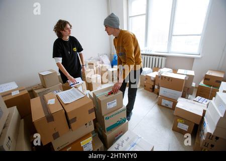 Non exclusif: UZHHOROD, UKRAINE - 01 MARS 2022 - les volontaires trient et embalent les médicaments et la nourriture à envoyer à la première ligne, Uzhhorod, ouest de l'Ukraine Banque D'Images