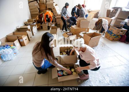 Non exclusif: UZHHOROD, UKRAINE - 01 MARS 2022 - les volontaires trient et embalent les médicaments et la nourriture à envoyer à la première ligne, Uzhhorod, ouest de l'Ukraine Banque D'Images