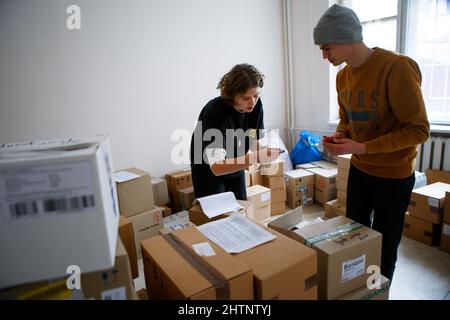 Non exclusif: UZHHOROD, UKRAINE - 01 MARS 2022 - les volontaires trient et embalent les médicaments et la nourriture à envoyer à la première ligne, Uzhhorod, ouest de l'Ukraine Banque D'Images