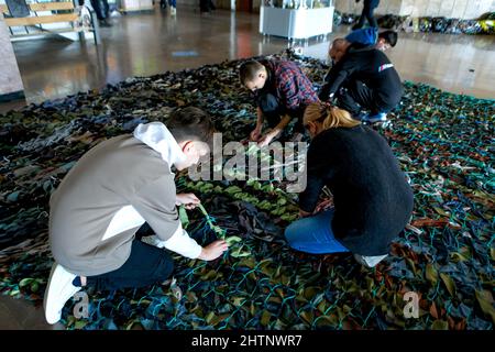 Non exclusif: UZHHORORD, UKRAINE - 01 MARS 2022 - les résidents locaux serpentent des filets de camouflage pour l'armée ukrainienne, Uzhhorod, Ukraine occidentale Banque D'Images