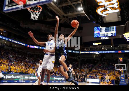 Pittsburgh, Pennsylvanie - 1er MARS : le garde des Blue Devils Jeremy Roach (3) prend un tir contre le garde des Panthers de Pittsburgh Femi Odukale (2) le 1er mars 2022, au Petersen Events Center à Pittsburgh, Pennsylvanie. (Photo de Brian Spurlock/image du sport) Banque D'Images