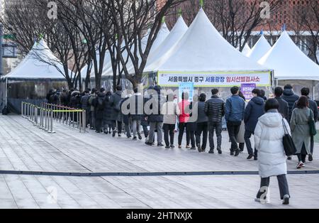 (220302) -- SÉOUL, le 2 mars 2022 (Xinhua) -- les gens attendent le test COVID-19 sur un site de test improvisé à Séoul, Corée du Sud, le 2 mars 2022. La Corée du Sud a signalé un record quotidien de 219 241 nouveaux cas de COVID-19 à minuit mardi par rapport à 24 heures auparavant, portant le nombre total d'infections à 3 492 686, ont déclaré les autorités sanitaires mercredi. (NEWSIS/document via Xinhua) Banque D'Images