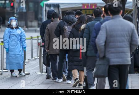 (220302) -- SÉOUL, le 2 mars 2022 (Xinhua) -- les gens attendent le test COVID-19 sur un site de test improvisé à Séoul, Corée du Sud, le 2 mars 2022. La Corée du Sud a signalé un record quotidien de 219 241 nouveaux cas de COVID-19 à minuit mardi par rapport à 24 heures auparavant, portant le nombre total d'infections à 3 492 686, ont déclaré les autorités sanitaires mercredi. (NEWSIS/document via Xinhua) Banque D'Images