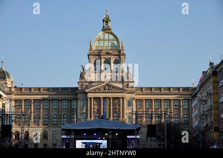 Drapeau Ukrain sur le bâtiment du Musée national de Prague comme soutien à l'Ukraine. Au premier plan, le concert-bénéfice à venir. Banque D'Images