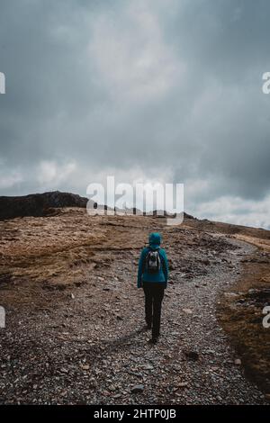 Vue arrière de la femme avec sac à dos de randonnée dans les montagnes Banque D'Images