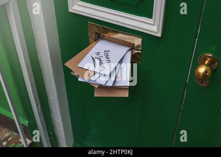 Vous avez du courrier. Photo rognée de lettres dans une boîte de lettres. Banque D'Images