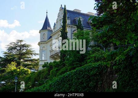 Merano pittoresque avec le Passer vert émeraude (Italie, région: Trentin-Haut-Adige / Südtirol, province: Tyrol du Sud) Banque D'Images