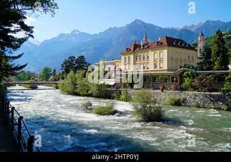 Belle ville italienne de Merano sur la rivière Passer et les Alpes en arrière-plan (Italie, Tyrol du Sud) Banque D'Images