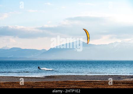 Surfeur de cerf-volant sur Chiemsee dans un panorama pittoresque Banque D'Images