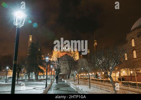 Sainte-Sophie en hiver. Ayasofya ou Sainte-Sophie la nuit en hiver. Photo de fond d'Istanbul. Bruit inclus. Banque D'Images