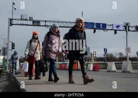 Przemysl, Pologne, 1 mars 2022. Trois femmes marchent pas la frontière à Medyka, une ville frontalière dans le sud-ouest de la Pologne, le 1 mars 2022. Photo de Daniel Derajinski/ABACAPRESS.COM Banque D'Images