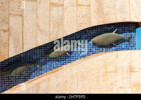 Détail pierre et mosaïque de la base de la statue à Sao Goncalo, patron des pêcheurs de Lagos, plage de Batata, Lagos, Espagne Banque D'Images