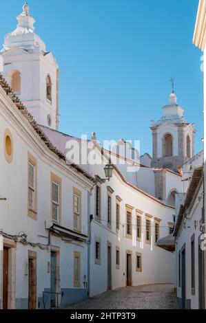 Flèches et rues autour de l'église Santa Maria, Lagos, Portugal Banque D'Images