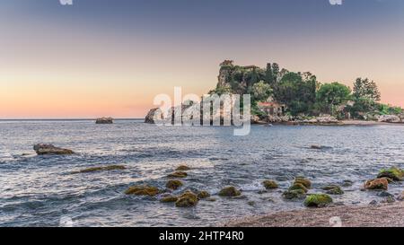 Isola Bella nature Reserve - une petite île paradisiaque sur la côte de Taormina, Sicile. Lever de soleil coloré sur la magnifique baie Banque D'Images