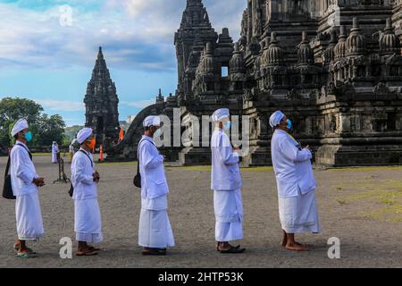 Sleman, Yogyakarta, Indonésie. 2nd mars 2022. Les hindous indonésiens portent des masques de protection contre le virus corona lors de la cérémonie rituelle ''Tawur Agung Kesanga, '' ou de la grande cérémonie de purification, pour accueillir la journée de Nyepi au temple de Prambanan, Yogyakata, Indonésie, le mercredi 2 mars, 2022. Cette cérémonie est d'accueillir le nouvel an 1944 de Saka comme jour annuel de silence pour les hindous balinais. (Image crédit: © Slamet Riyadi/ZUMA Press Wire) Banque D'Images