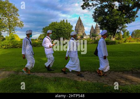 Sleman, Yogyakarta, Indonésie. 2nd mars 2022. Les hindous indonésiens portent des masques de protection contre le virus corona lors de la cérémonie rituelle ''Tawur Agung Kesanga, '' ou de la grande cérémonie de purification, pour accueillir la journée de Nyepi au temple de Prambanan, Yogyakata, Indonésie, le mercredi 2 mars, 2022. Cette cérémonie est d'accueillir le nouvel an 1944 de Saka comme jour annuel de silence pour les hindous balinais. (Image crédit: © Slamet Riyadi/ZUMA Press Wire) Banque D'Images