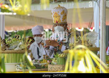 Sleman, Yogyakarta, Indonésie. 2nd mars 2022. Les hindous indonésiens portent des masques de protection contre le virus corona lors de la cérémonie rituelle ''Tawur Agung Kesanga, '' ou de la grande cérémonie de purification, pour accueillir la journée de Nyepi au temple de Prambanan, Yogyakata, Indonésie, le mercredi 2 mars, 2022. Cette cérémonie est d'accueillir le nouvel an 1944 de Saka comme jour annuel de silence pour les hindous balinais. (Image crédit: © Slamet Riyadi/ZUMA Press Wire) Banque D'Images
