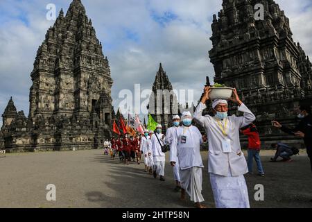 Sleman, Yogyakarta, Indonésie. 2nd mars 2022. Les hindous indonésiens portent des masques de protection contre le virus corona lors de la cérémonie rituelle ''Tawur Agung Kesanga, '' ou de la grande cérémonie de purification, pour accueillir la journée de Nyepi au temple de Prambanan, Yogyakata, Indonésie, le mercredi 2 mars, 2022. Cette cérémonie est d'accueillir le nouvel an 1944 de Saka comme jour annuel de silence pour les hindous balinais. (Image crédit: © Slamet Riyadi/ZUMA Press Wire) Banque D'Images