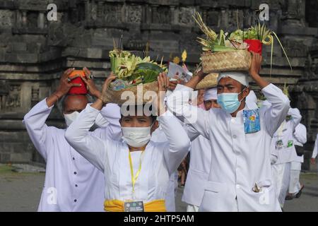 Sleman, Yogyakarta, Indonésie. 2nd mars 2022. Les hindous indonésiens portent des masques de protection contre le virus corona lors de la cérémonie rituelle ''Tawur Agung Kesanga, '' ou de la grande cérémonie de purification, pour accueillir la journée de Nyepi au temple de Prambanan, Yogyakata, Indonésie, le mercredi 2 mars, 2022. Cette cérémonie est d'accueillir le nouvel an 1944 de Saka comme jour annuel de silence pour les hindous balinais. (Image crédit: © Slamet Riyadi/ZUMA Press Wire) Banque D'Images