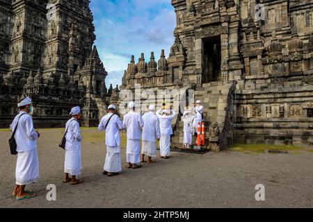 Sleman, Yogyakarta, Indonésie. 2nd mars 2022. Les hindous indonésiens portent des masques de protection contre le virus corona lors de la cérémonie rituelle ''Tawur Agung Kesanga, '' ou de la grande cérémonie de purification, pour accueillir la journée de Nyepi au temple de Prambanan, Yogyakata, Indonésie, le mercredi 2 mars, 2022. Cette cérémonie est d'accueillir le nouvel an 1944 de Saka comme jour annuel de silence pour les hindous balinais. (Image crédit: © Slamet Riyadi/ZUMA Press Wire) Banque D'Images