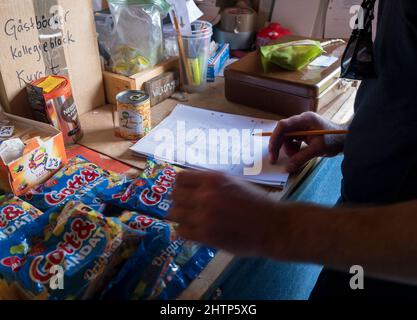 Staloluokta, Norrbotten, Suède, Agust 13, 2021: Intérieur d'un magasin libre-service dans la cabane de montagne de Darreluoppal, où les randonneurs peuvent remplir leurs approvisionnements Banque D'Images