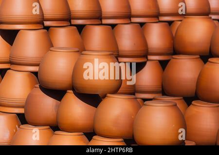 Grande taille nouveau jardin vide céramique décorer pots dans une rangée sur le magasin. Magasins Spring Gardening. Banque D'Images