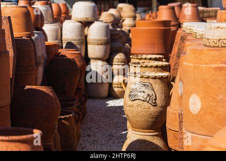 Grande taille nouveau jardin vide céramique décorer pots dans une rangée sur le magasin. Magasins Spring Gardening. Banque D'Images