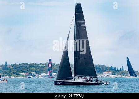 Le bateau Reichal Pugh 69, Moneypenny (AUS1) manœuvrant avant le début de la course de yacht de Sydney à Hobart le 26 décembre 2021 dans le port de Sydney Banque D'Images