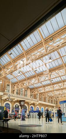 Hall intérieur de la gare de Charing Cross, Londres, Angleterre. Banque D'Images