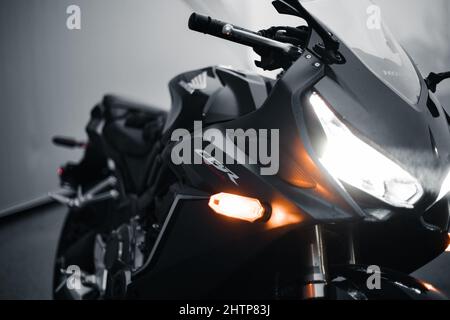 BlacHonda CBR650R avec feux orange Banque D'Images