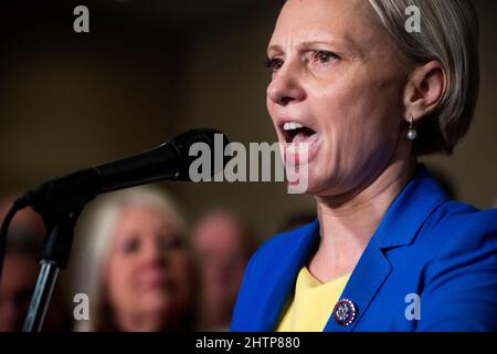 Le représentant des États-Unis, Victoria Spartz (républicain de l’Indiana), fait des remarques sur la situation en Ukraine et le prochain discours sur l’état de l’Union du président des États-Unis, Joe Biden, dans le Rayburn House Office Building à Washington, DC, Etats-Unis, le mardi 1 mars, 2022. Spartz est né à Nosivka, en Ukraine. Photo de Rod Lamkey/CNP/ABACAPRESS.COM Banque D'Images