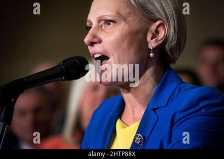 Le représentant des États-Unis, Victoria Spartz (républicain de l’Indiana), fait des remarques sur la situation en Ukraine et le prochain discours sur l’état de l’Union du président des États-Unis, Joe Biden, dans le Rayburn House Office Building à Washington, DC, Etats-Unis, le mardi 1 mars, 2022. Spartz est né à Nosivka, en Ukraine. Photo de Rod Lamkey/CNP/ABACAPRESS.COM Banque D'Images