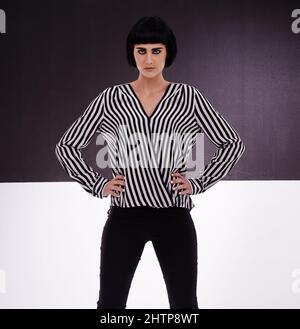 Style et attitude. Photo en studio d'une jeune femme rétro-élégante sur fond noir et blanc. Banque D'Images