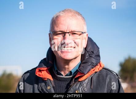 02 mars 2022, Mecklembourg-Poméranie occidentale, Lübesse: Bernd Jeske, Directeur général de Lübesse Energie GmbH, se trouve sur le site de la future usine énergétique de Lübesse. Selon les promoteurs, la construction de la première usine de production d'hydrogène et de méthane de Mecklembourg-Poméranie-Occidentale devrait être achevée en 2023. Photo: Daniel Bockwoldt/ZB Banque D'Images