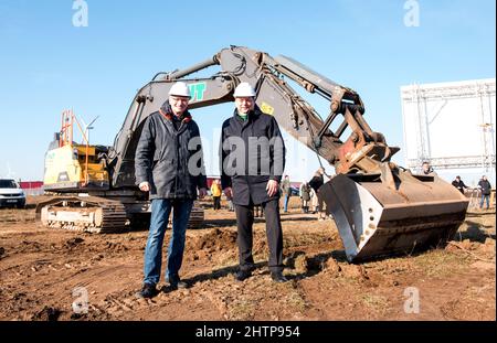 02 mars 2022, Mecklembourg-Poméranie occidentale, Lübesse: Bernd Jeske, Directeur général de Lübesse Energie GmbH (l), et Reinhard Meyer (SPD), Ministre de l'économie de Mecklembourg-Poméranie occidentale, se tiennent devant une pelle hydraulique sur le site de la future usine d'énergie de Lübesse. La construction de ce que les promoteurs prétendent être la première usine de production d'hydrogène et de méthane de Mecklembourg-Poméranie occidentale devrait être achevée en 2023. Photo: Daniel Bockwoldt/ZB Banque D'Images