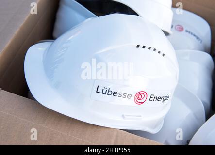 02 mars 2022, Mecklembourg-Poméranie occidentale, Lübesse : les casques sont dans une boîte en carton sur le site de la future usine d'énergie de Lübesse. La construction de ce que les promoteurs prétendent être la première usine de production d'hydrogène et de méthane de Mecklembourg-Poméranie occidentale devrait être achevée en 2023. Photo: Daniel Bockwoldt/ZB Banque D'Images