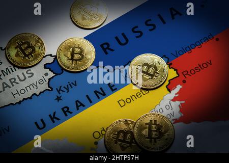 Crypto-monnaie se trouvant sur la carte de la Russie et de l'Ukraine. Concept de précaution contre les sanctions financières Banque D'Images