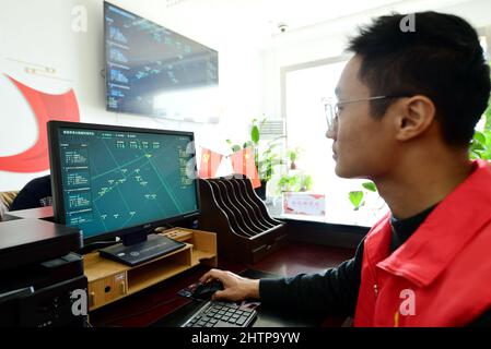 HAIAN, CHINE - le 2 MARS 2022 - Un bénévole gère les coulisses de la plateforme de gestion des services intelligents de soins à domicile à HaiAn, dans le Jiangsu pro de la Chine orientale Banque D'Images