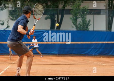 Leurs amis et leurs grands rivaux sur le terrain. Deux joueurs de tennis masculins sur le court. Banque D'Images